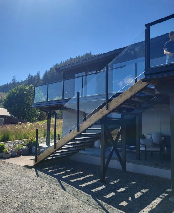 Glassrekkverk nordfjordeid som kombinerer utsikt, sikkerhet og stil