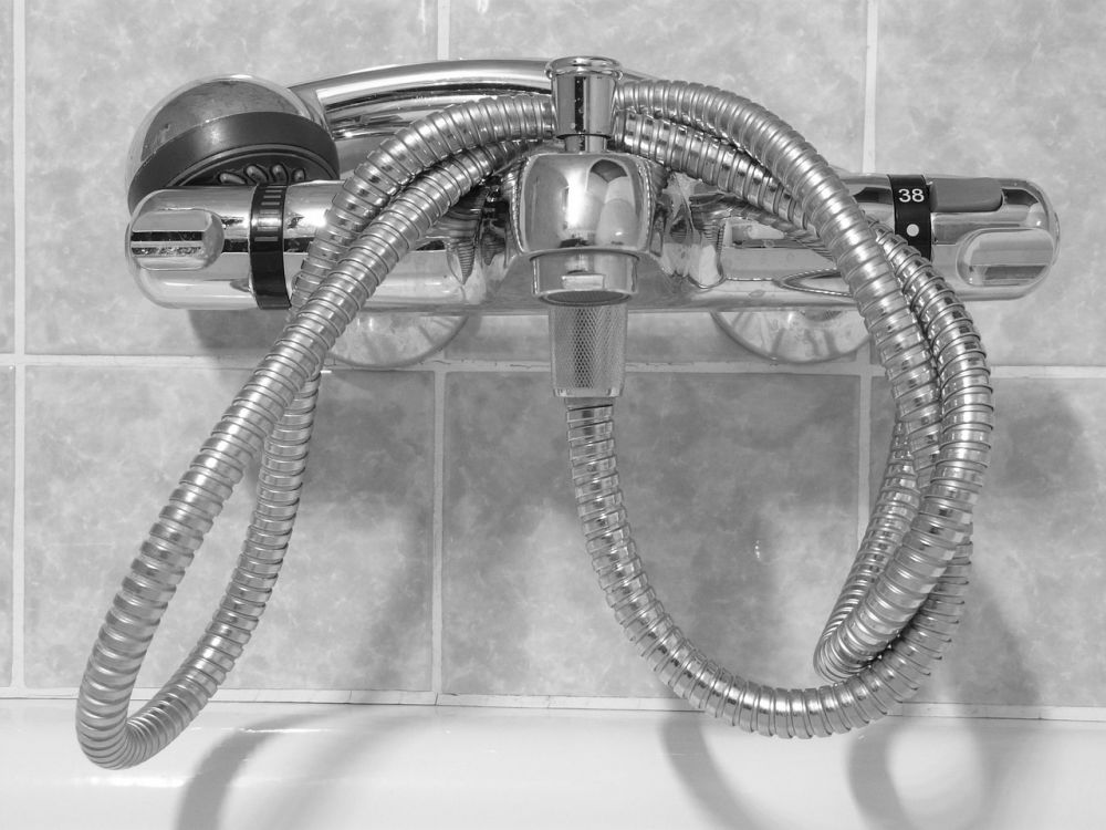 Takdusj på badet: komfort, design og smarte valg